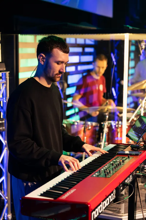 Musiker am Keyboard im Gottesdienst